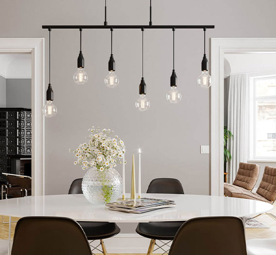 Funktionell hj- och snkbar taklampa Splendor svart som passar utmrkt ovanfr ditt matsalsbord frn By Rydens
