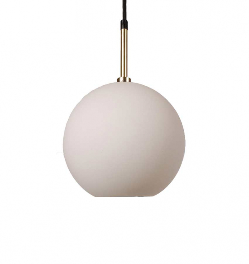 Stilrena Milla fönsterlampa i guld/opal 20 från designermärket PR Home