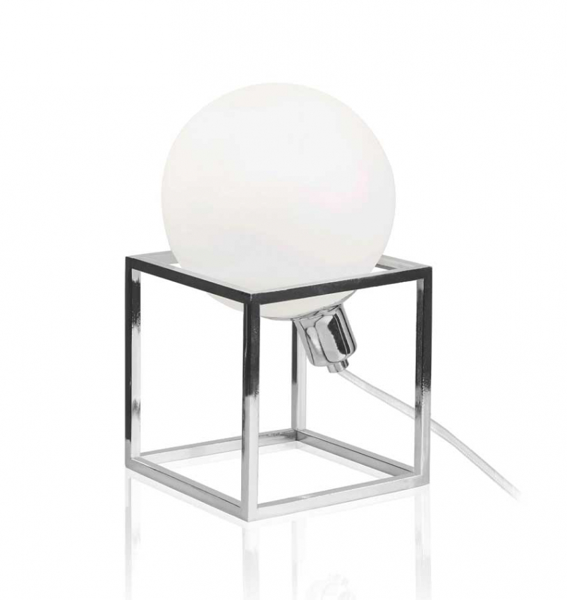 Bordslampan Cube krom från varumärket Globen Lighting
