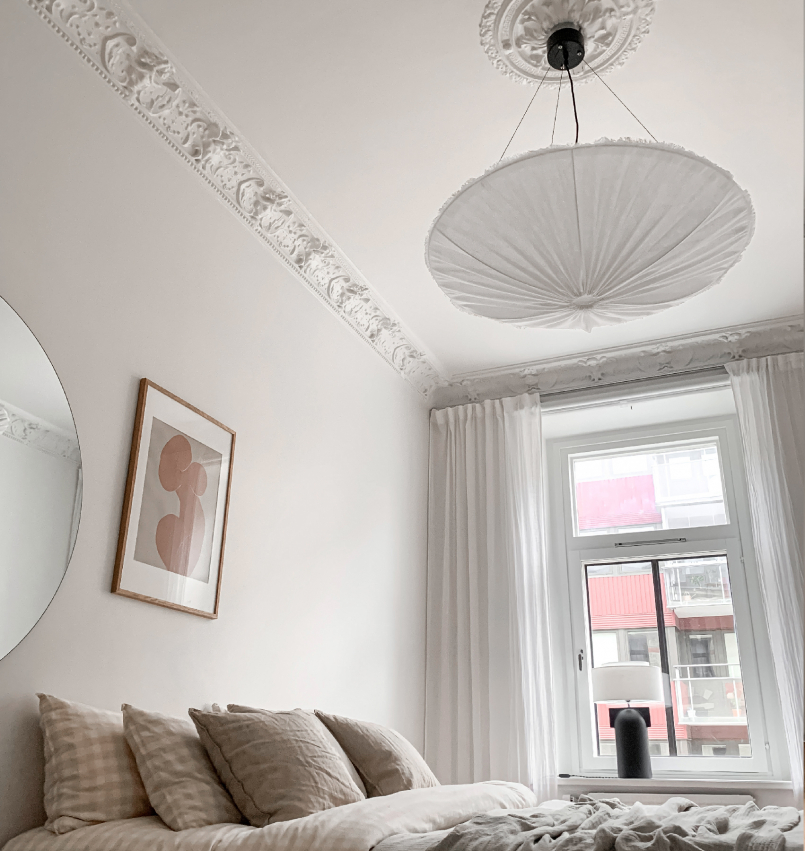 Bonetto taklampa vit ovanför säng i sovrum - Sovrumsbelysning från By Calixter