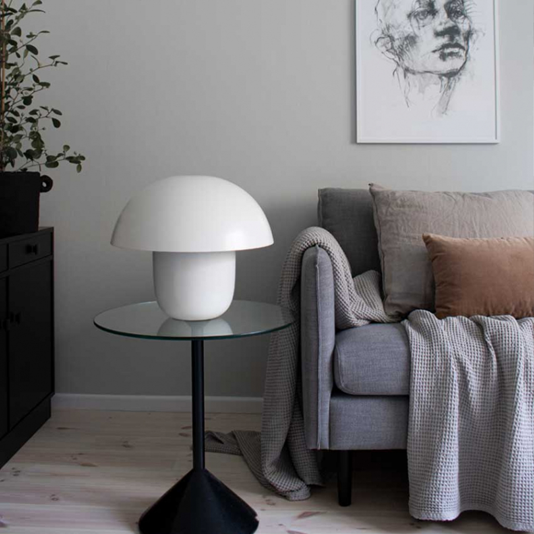 Carl-Johan bordslampa vit liten från Olsson Jensen | Vi hjälper dig hitta rätt bordslampor för ditt hem!