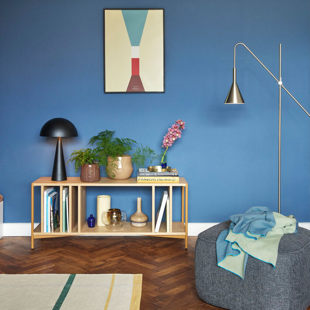 Blå färgstruktur i vardagsrum från danska Hubsch