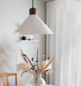 Linnea taklampa ovan ett matbord i kket, snygg trendig design frn Globen 