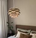 Carpatica takpendel i ett sovrum, lampan har ljusa tr blad. 
