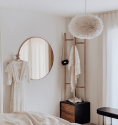 Eos taklampa medium i vit hängandes ovanför en soffa i ett vardagsrum