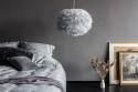 fjäderlampa grå eos i ett sovrum med tavlor och gråa väggar