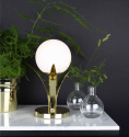Savoy bordslampa i mssing globen lighting p vitt marmorbord med andra detaljer