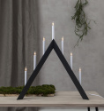 Gr ljusstake Arrow p ett tr bord i jul dekorationer 