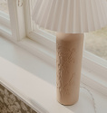 Bordslampa Flora Mud 46 cm av @snickargladjen & Globen Lighting