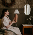 Bordslampa Flora 46 Terrakotta med influencer Johanna Berglund/@snickargladjen