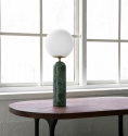 Torrano bordslampa grn frn Globen Lighting i ppen yta p bord