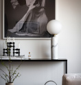 Bordslampa Torrano vit frn Globen Lighting p svart sideboard i vardagsrum
