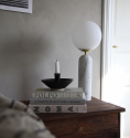 Bordslampa Torrano vit frn Globen Lighting p nattduksbord i sovrum