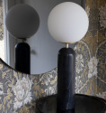 Torrano bordslampa svart framfr spegel i sovrum