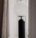 Nrbild av bordslampan Torrano svart marmor frn Globen Lighting p fnsterbrda
