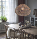 Karen taklampa, en trendig pendel i natur material, ovanfr ett matbord