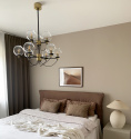 Perla taklampan i mässing med 9 glas, i ett sovrum i bruna och jornära toner