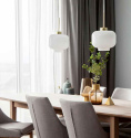 Taklampa Ritz i frgen vit/mssing frn varumrket Globen Lighting vid matbord