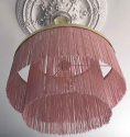 Taklampa Frans rosa i vardagsrum frn varumrket Globen Lighting