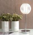 Bordslampa Plastband vit/krom frn varumrket Globen Lighting i miljbild