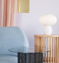 Vit opal/klar bordslampa från hubsch på trä peidestal i vardagsrum