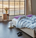 Bordslampa Vit opal/klar i öppet sovrum brevid sängen som golvlampa