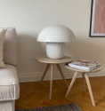 Carl-johan i vitt, svamplampa på ett sidobord i ett trendigt vardagsrum. 