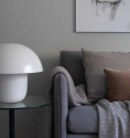 Carl johan vit lampa i miljöbild från varumärket Olsson & jensen i vardagsrum