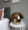 Carl-johan lampa guld liten från varumärket Olsson & Jensen på sängbord