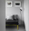 Baluna golvlampan i ett sovrum, exklusiv design i svart från varumärket Grupa 