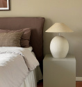 Calaias lampfot i sovrum med beige och bruna toner, lampfot + Grace skärm liten