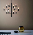 Ljuskrona svart Manola, taklampa ovanfr ett matbord i ett beige kk