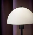 Nrbild p Vienda bordslampa med svart fot och vit glas kupa 