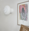 Torni B vgglampan bredvid en tavla i vardagsrummet, med snygg kontrast till tr