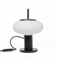 Torni bordslampan i svart med en detalj p toppen som gr dess design s unik